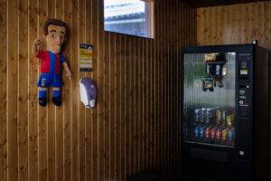 Imagen de un muñeco de Ronaldinho en un galpón que vende bebidas en el Camino de Santiago