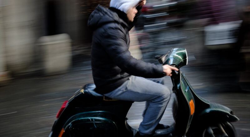 Motorista en Nápoles sin casco